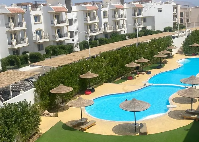 Hills Luxury Pool View Apartmanhotel 5*