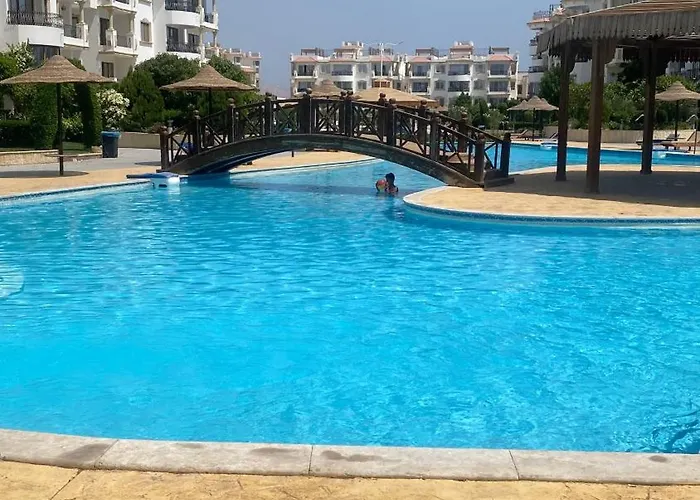 Hills Luxury Pool View Apartmanhotel
