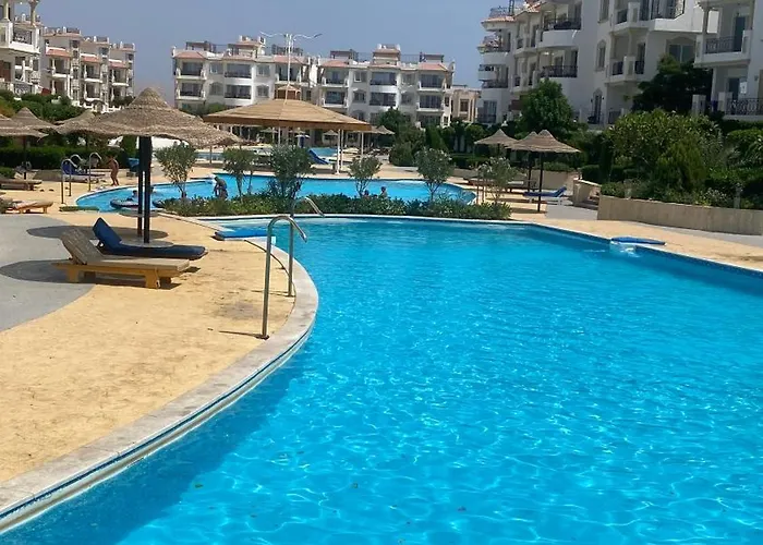 Hills Luxury Pool View Apartmanhotel